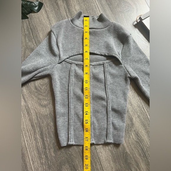 Fashion Nova Back On Top Keyhole Ribbed Mock Neck Sweater in Heather Grey Size M - Picture 11 of 11